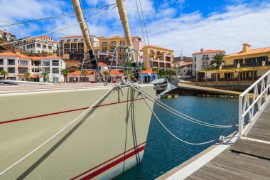 Yat tekne palamarla marina ahşap iskele renkli evleri, madeira Adası, Portekiz