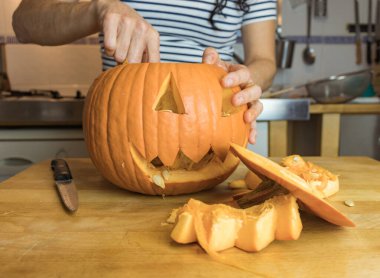 Cadılar Bayramı için insan eli temizleme kabağı