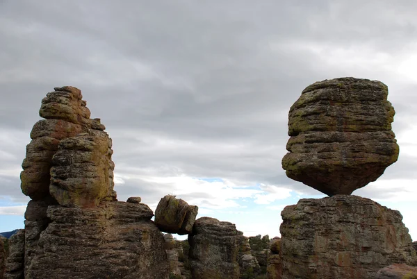 Великий збалансований камінь у горах chiricahua — стокове фото