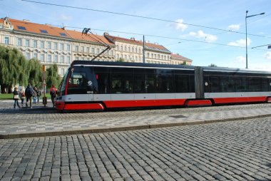Prag sokakta tramvay.