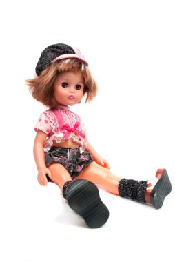 beyaz zemin üzerine oturmuş kız bebek