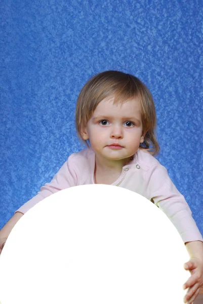 Enfant avec boule, portrait sur fond bleu — Photo