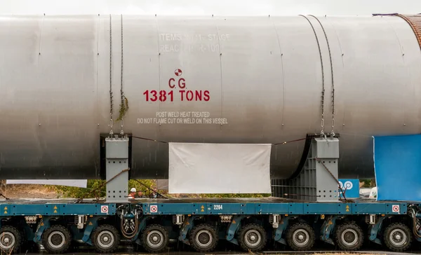 Transport de méga installation à la raffinerie — Photo