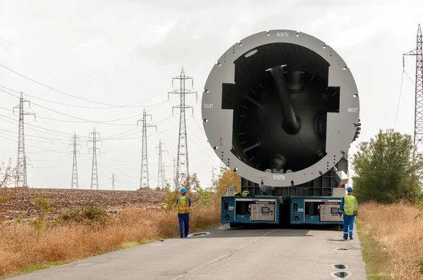 Vervoer van mega installatie naar raffinaderij — Stockfoto