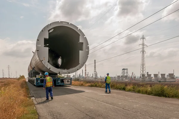 Vervoer van mega installatie naar raffinaderij — Stockfoto
