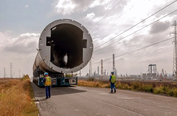 Vervoer van mega installatie naar raffinaderij — Stockfoto