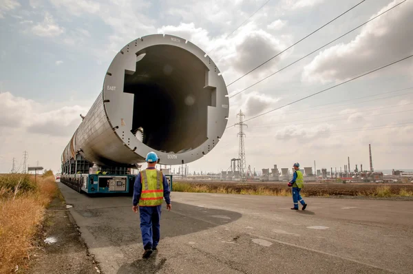 Transportera mega installation till raffinaderiet — Stockfoto