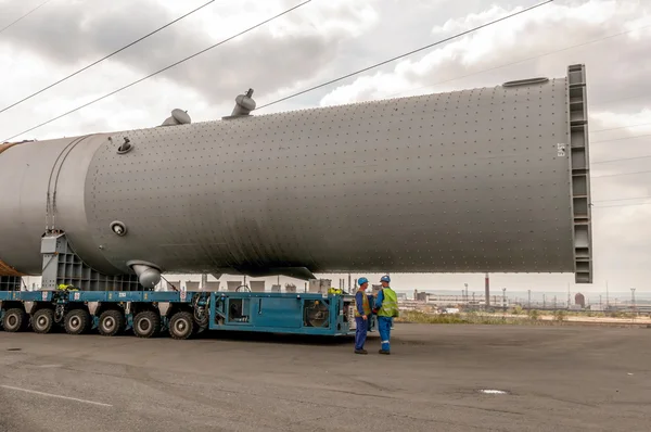 Přeprava mega instalace do rafinérie — Stock fotografie