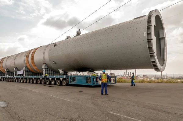 Transporting mega installation to refinery — Stock Photo, Image