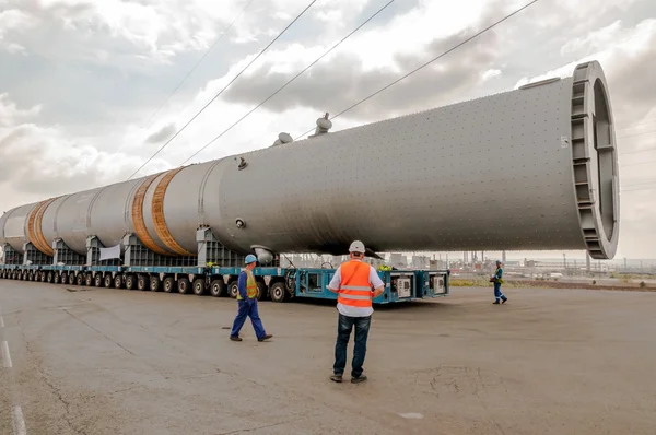 Přeprava mega instalace do rafinérie — Stock fotografie