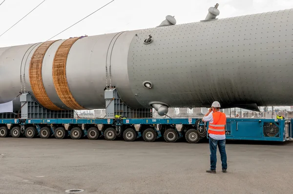 Vervoer van mega installatie naar raffinaderij — Stockfoto