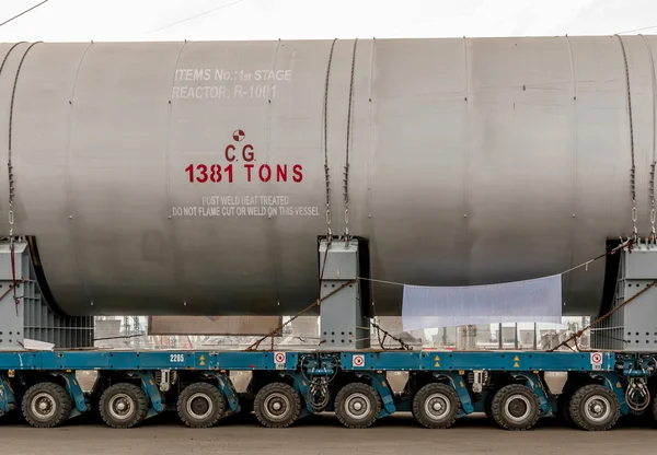 Transport der Mega-Anlage in die Raffinerie — Stockfoto