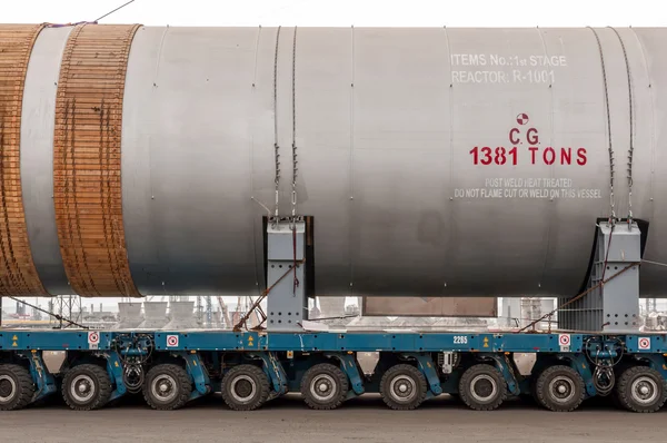 Transporting mega installation to refinery — Stock Photo, Image