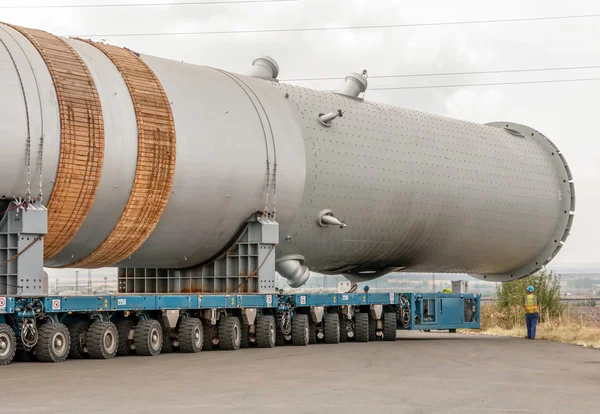 Transporte de mega instalación a refinería — Foto de Stock