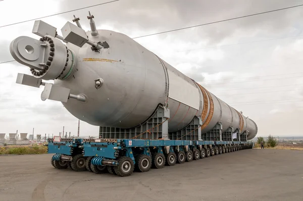 Vervoer van mega installatie naar raffinaderij — Stockfoto