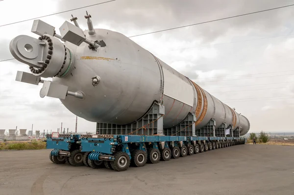 Transporte de mega instalación a refinería — Foto de Stock