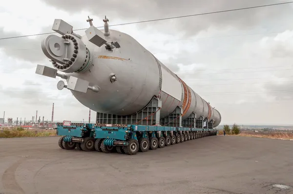 Vervoer van mega installatie naar raffinaderij — Stockfoto