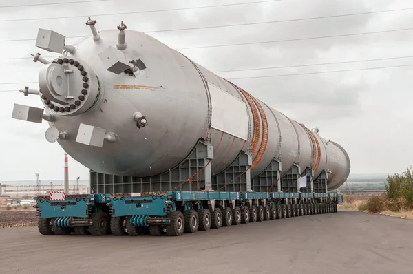 Transporte de mega instalación a refinería — Foto de Stock