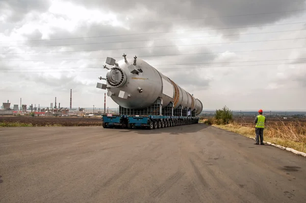 Transporte de mega instalación a refinería — Foto de Stock