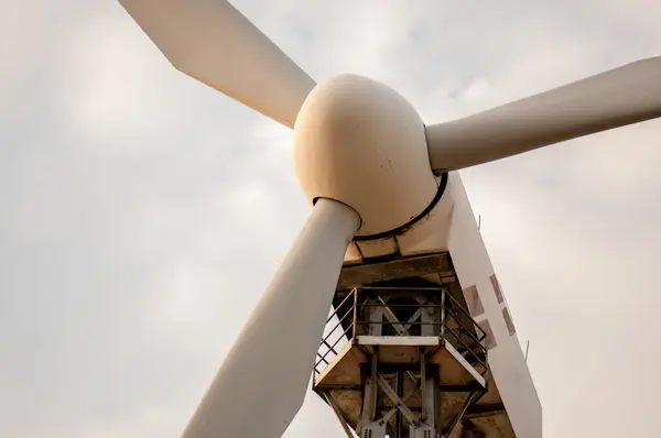 Energía eólica. Generador eólico (energía alternativa) ) — Foto de Stock