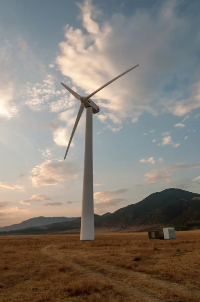 Energía eólica. Generador eólico (energía alternativa) ) — Foto de Stock