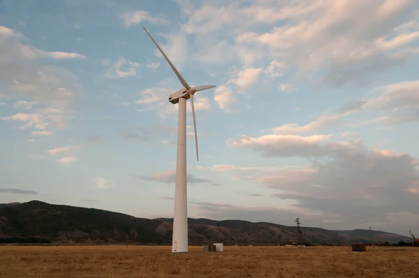Energia eólica. Gerador de vento (energia alternativa ) — Fotografia de Stock