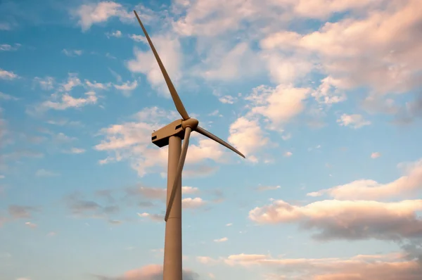 Energía eólica. Generador eólico (energía alternativa) ) — Foto de Stock