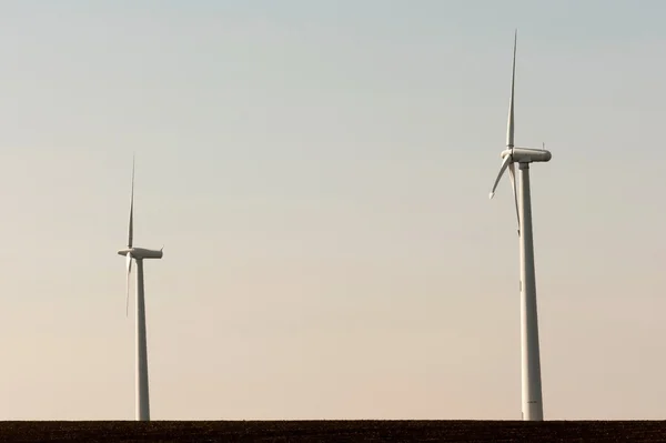 Vindenergi. Vindkraftgenerator (alternativ energi) — Stockfoto