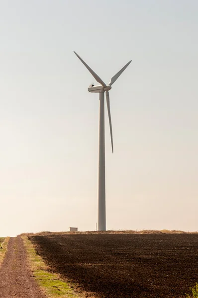 Vindenergi. Vindkraftgenerator (alternativ energi) — Stockfoto