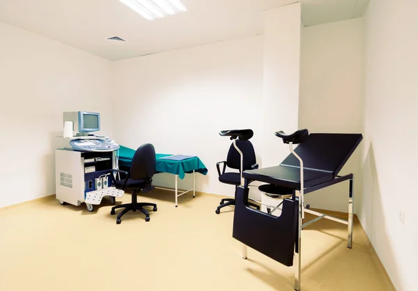 Терапевтичні та діагностичні кімнати з медичним обладнанням — стокове фото