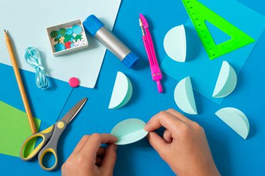Hacimli Noel balosuyla Noel kartı hazırlıyorum. Çocuklar için orijinal proje. Diy konsepti. Adım adım fotoğraf talimatları. Beşinci adım. Daireleri ikiye katla