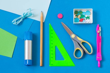 Hacimli Noel balosuyla Noel kartı hazırlıyorum. Çocuklar için orijinal proje. Diy konsepti. Adım adım fotoğraf talimatları. Adım 1. Malzeme ve araçların hazırlanması
