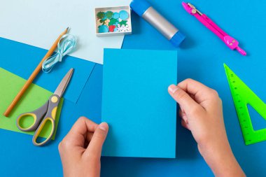 Hacimli Noel balosuyla Noel kartı hazırlıyorum. Çocuklar için orijinal proje. Diy konsepti. Adım adım fotoğraf talimatları. Adım 2. Kartın tabanını hazırla
