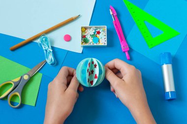 Hacimli Noel balosuyla Noel kartı hazırlıyorum. Çocuklar için orijinal proje. Diy konsepti. Adım adım fotoğraf talimatları. Yedinci adım. Yapıştırılmış daireler çift olarak topa dönüşür