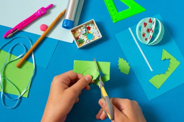 Hacimli Noel balosuyla Noel kartı hazırlıyorum. Çocuklar için orijinal proje. Diy konsepti. Adım adım fotoğraf talimatları. Adım 10. Kutsal yaprakları kes