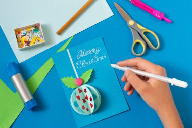 Hacimli Noel balosuyla Noel kartı hazırlıyorum. Çocuklar için orijinal proje. Diy konsepti. Adım adım fotoğraf talimatları. 13. adım. Yazı oluştur 