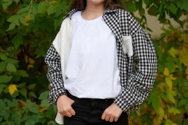 Vit Bomull Shirt Mockup Tonåring Flicka Höstens Naturliga Bakgrund Med — Stockfoto