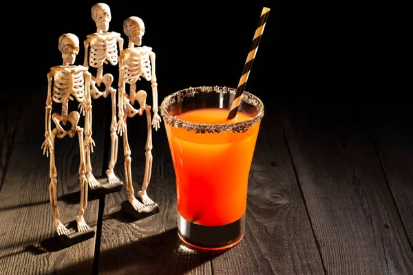 Halloween Rode Cocktail Bloody Mary Omgeven Door Skeletten Enge Drankjes — Stockfoto