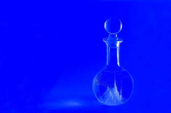 Стеклянный Графин Светящимся Волшебным Пейзажем Внутри Синем Фоне Яичный Белок — стоковое фото