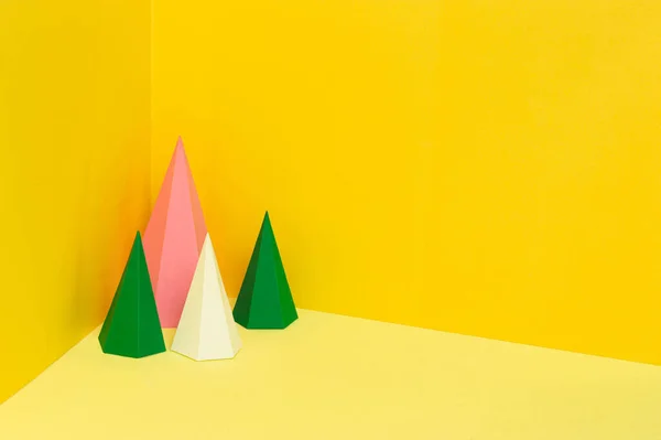 Pirámides Papel Hexagonales Multicolores Pie Esquina Sobre Fondo Amarillo Arte — Foto de Stock