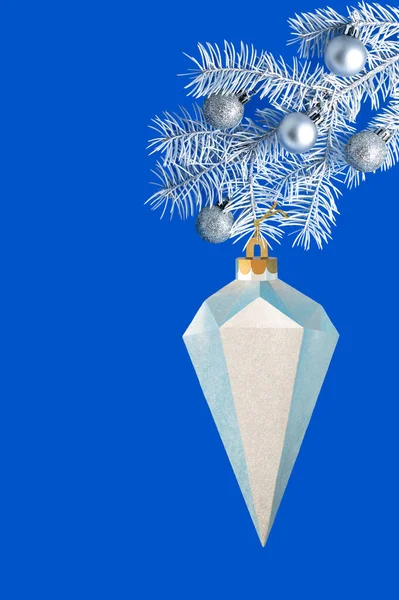 크리스마스 트리의 가지에는 은종이고 드름이 예술과 성탄절과 수직적 이미지 — 스톡 사진