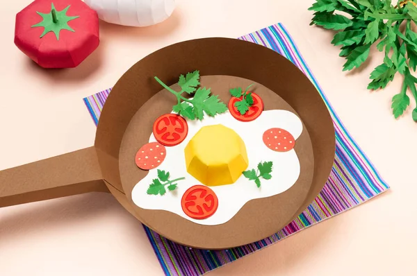 Papel Realista Fritou Ovos Com Tomates Linguiça Panela Ato Fritar — Fotografia de Stock