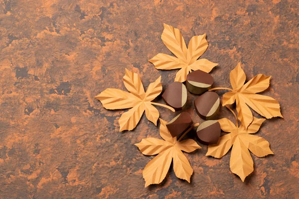 Castagne Realistiche Carta Foglie Autunnali Sfondo Marrone Strutturato Arte Artigianato — Foto Stock