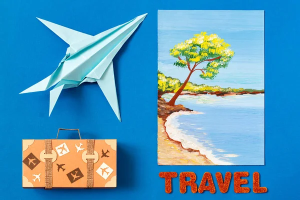 紙のスーツケース 海景で描く 折り紙飛行機や旅行のレタリング パンデミックの間に制限と一緒に旅行する夢 紙の芸術 旅行の概念 — ストック写真