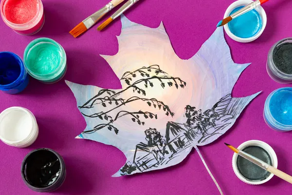手绘的秋天干枫叶 枫叶上的秋天乡村风景 紫色背景上的刷子和油漆 创意秋季艺术项目 — 图库照片