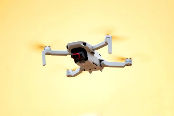 Quadrocopter Drone Branco Voa Contra Parede Amarela Casa Faz Filmagens — Fotografia de Stock