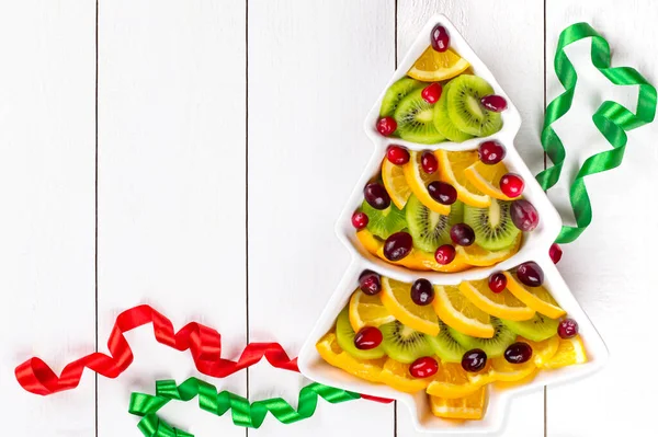 Obstteller Mit Orangenscheiben Kiwi Und Preiselbeeren Form Eines Weihnachtsbaums Minimales — Stockfoto