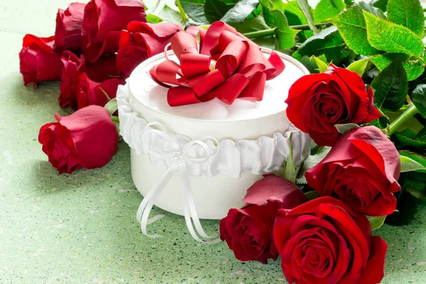 Caixa Presente Branca Bonita Com Arco Vermelho Cercado Por Rosas — Fotografia de Stock