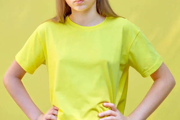 Mockup Camiseta Algodón Amarillo Chica Adolescente Camiseta Amarilla Sobre Fondo — Foto de Stock