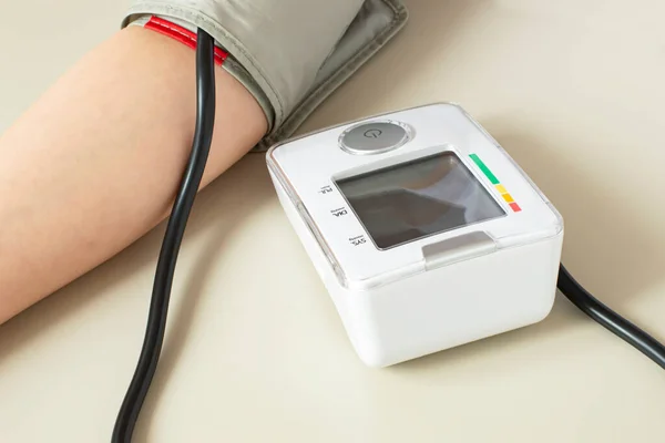 Személy Otthon Elektronikus Tonométerrel Méri Vérnyomást Napi Vérnyomás Monitorozás Betegségek — Stock Fotó
